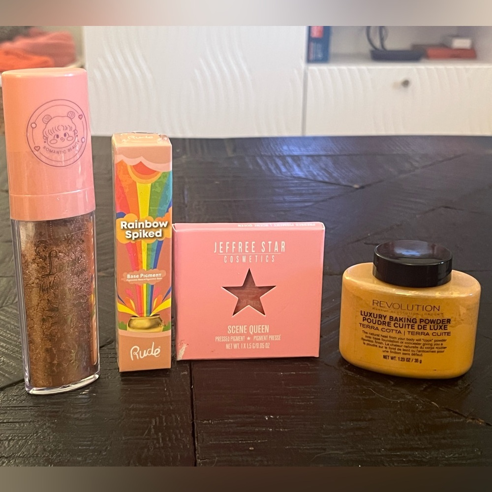 2 bronzing makeup powders, a primer and blush. NEW sealed Set to make you Glow!